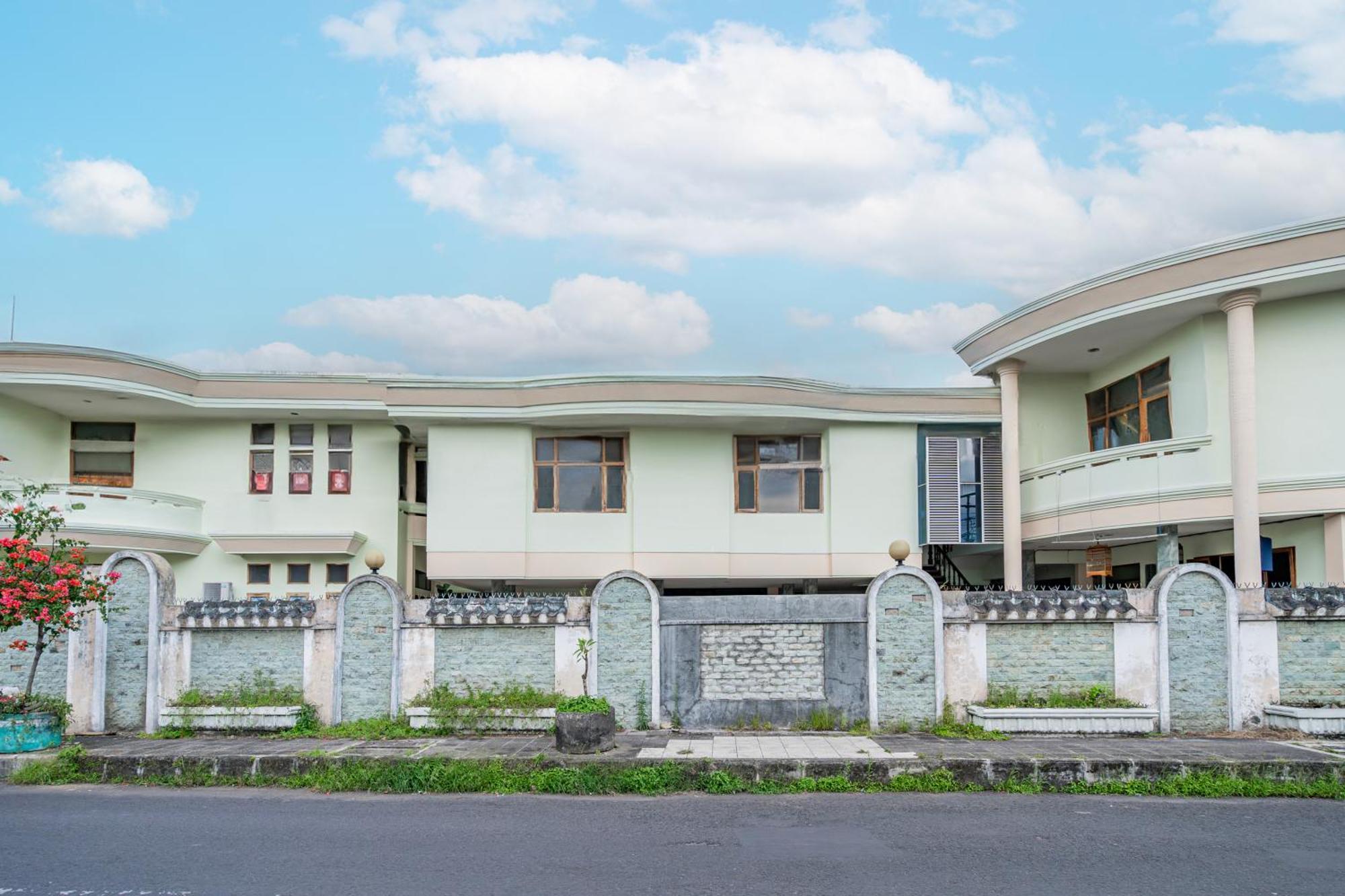 Collection O Tasikmalaya Near Stadium Wiradadaha Formerly Hotel Abadi Ngoại thất bức ảnh